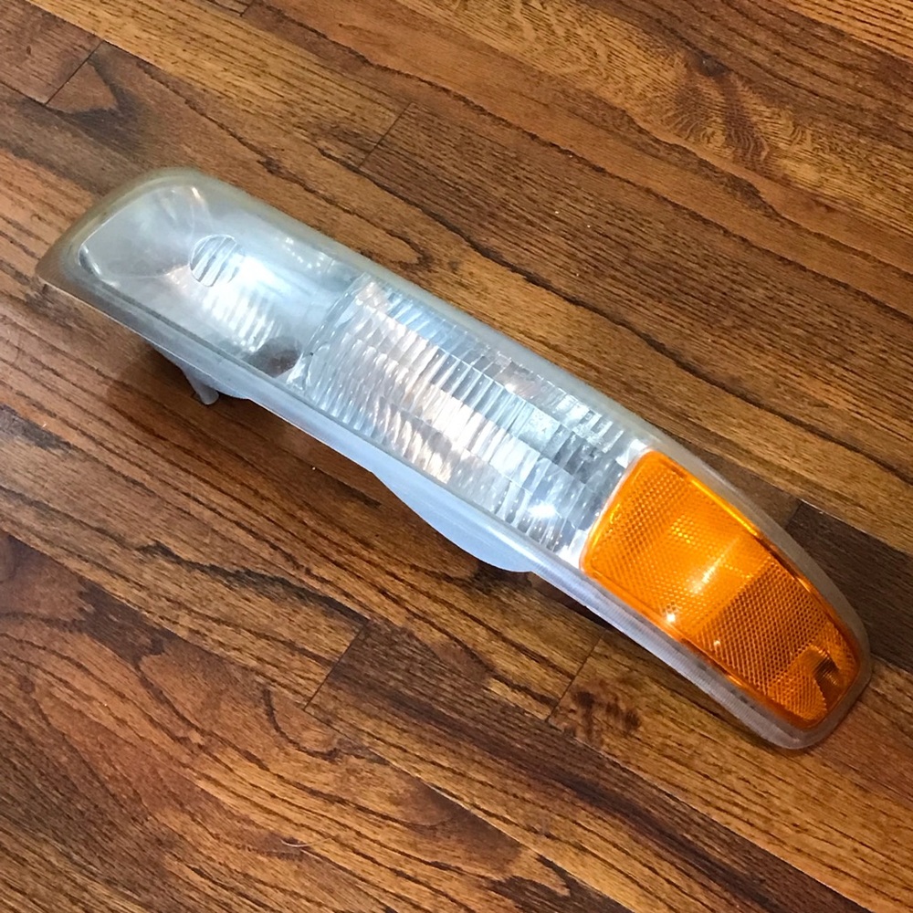 Chev Silverado Tahoe GMC Sierra Yukon Turn Signal Parking Light 16525669 Lamp Le